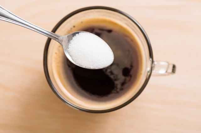 コーヒーに砂糖を入れる