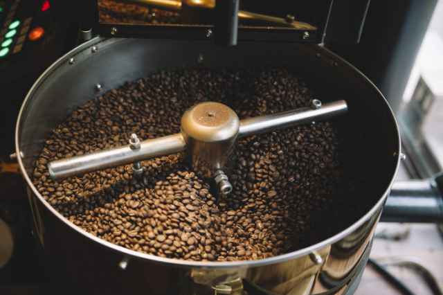 コーヒー豆を焙煎する